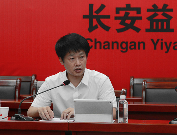益阳公司党委书记黄莹鳌主持会议.JPG