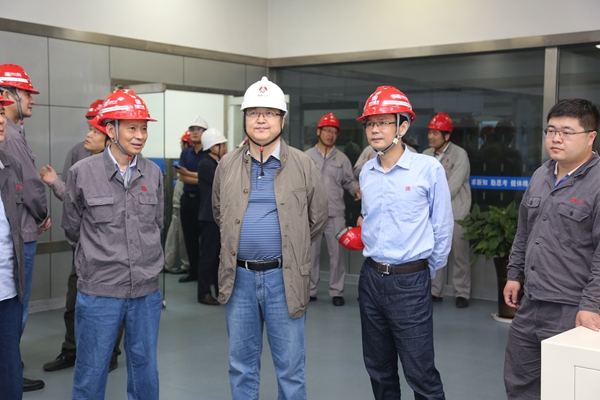 杨勇在集控室了解情况.jpg