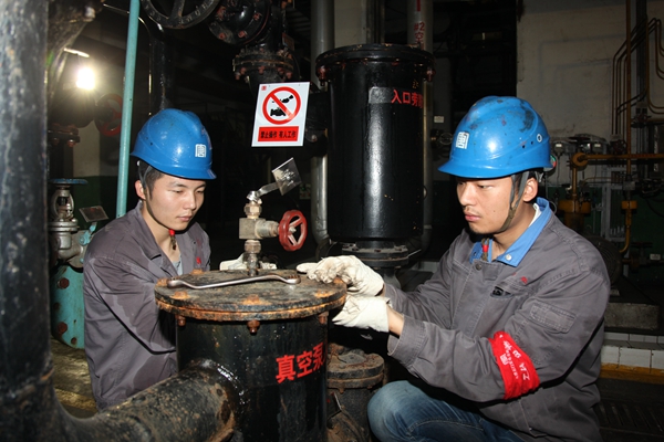 图片二：两位检修小将检修真空泵.jpg