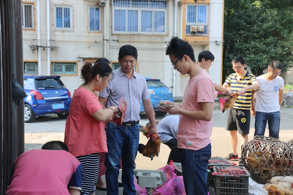 图片五：该公司员工购买洗壁土鸡助力扶贫（聂冬梅摄）.jpg
