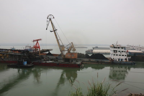 图片二：该公司启动“海进江”，全力调煤保电（李伟摄）.jpg