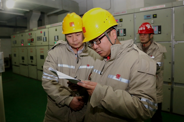 图片四：该公司值班员进行倒闸操作.jpg