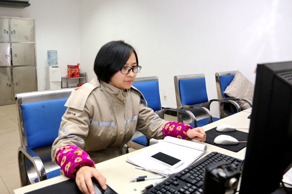 图片七：水处理值班员在记录数据.jpg