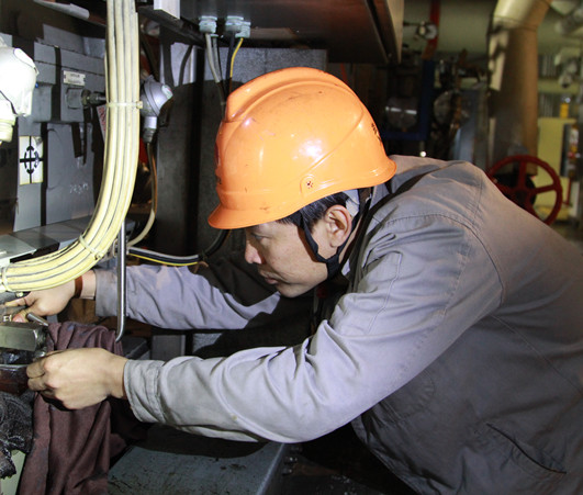 4.检修人员现场抢修.jpg