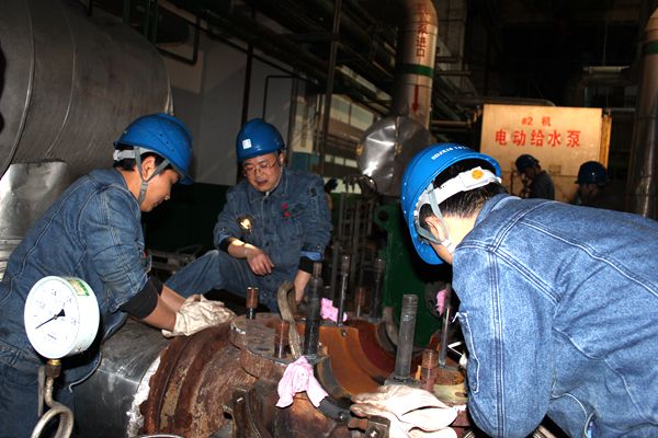 汽机检修人员对前置泵进行解体检修.jpg