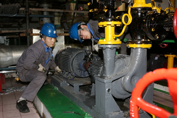 石门发电公司青年员工互相学习共同进步.jpg