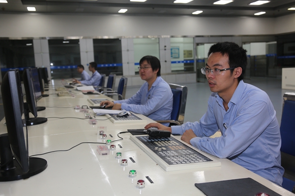 (配图一：发电集控值班员认真监盘保安全).jpg