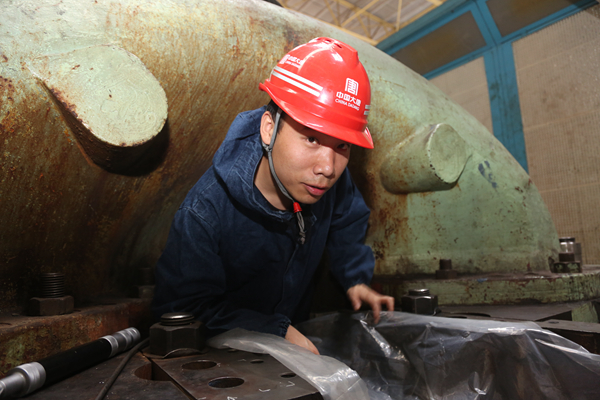 图片4：图为汽机首工乔建盈刚刚完成变形量测量验收.jpg