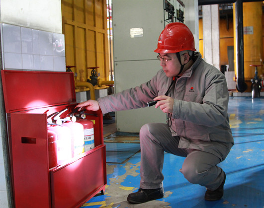 3.安监人员检查灭火器.jpg
