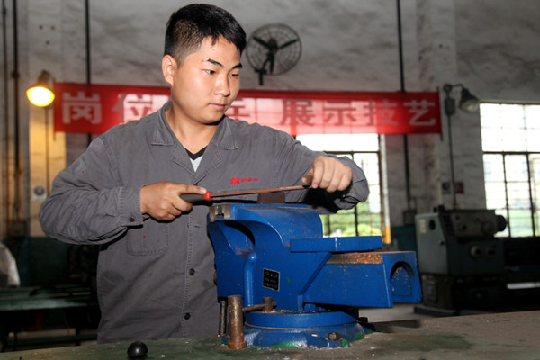 梁承平在钳工间练习（石门发电公司 李伟摄）.jpg