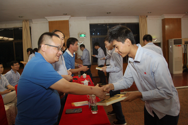 该公司领导为新员工赠书.jpg