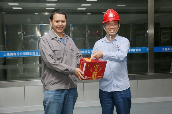 慰问集控运行人员.jpg