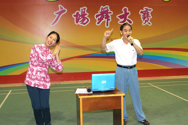 图片二：夫妻档退休职工表演《感恩歌》.jpg