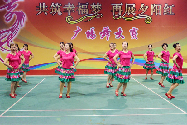 图片一：退休女职工表演《鸭山迷歌》舞蹈.jpg