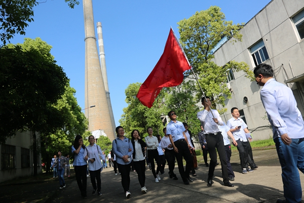 解说员向法官们介绍石电公司环保之路.jpg