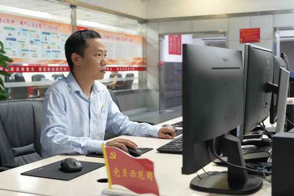 华中公司优秀共产党员：祁楚云.JPG