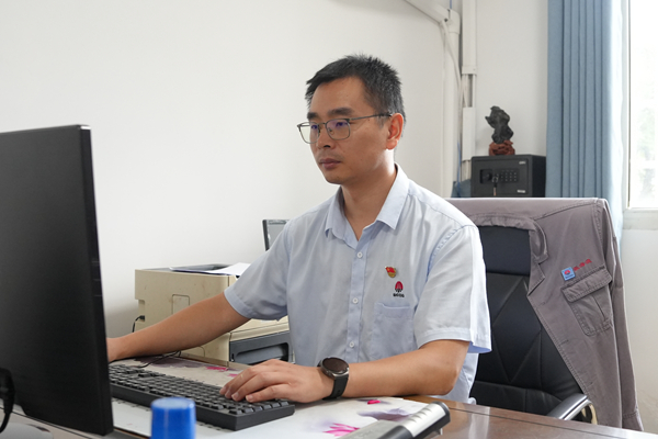 集团公司优秀党务工作者：黄明广.JPG